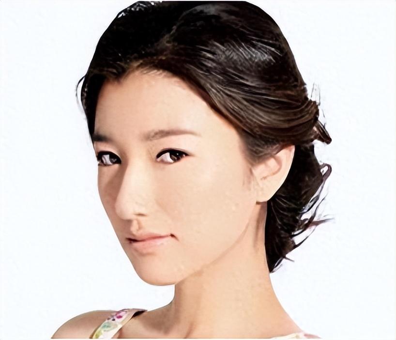 猫脸女孩x女士,本名李美旋,职业是一个特效化妆师.