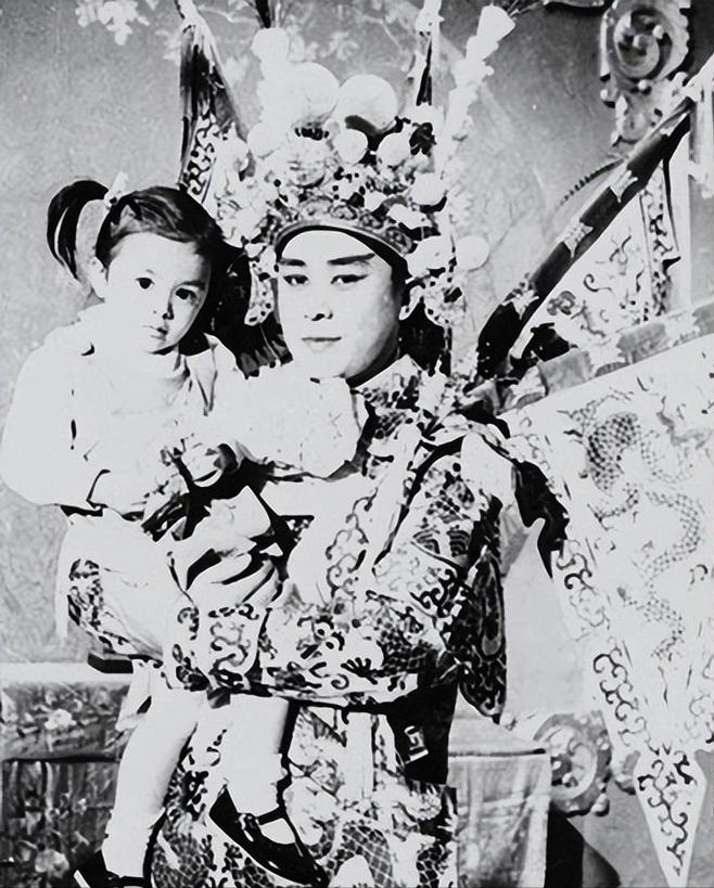 张冰茜同样是训练班出身,而后又加入邵氏公司,两人刚见面时,关山的