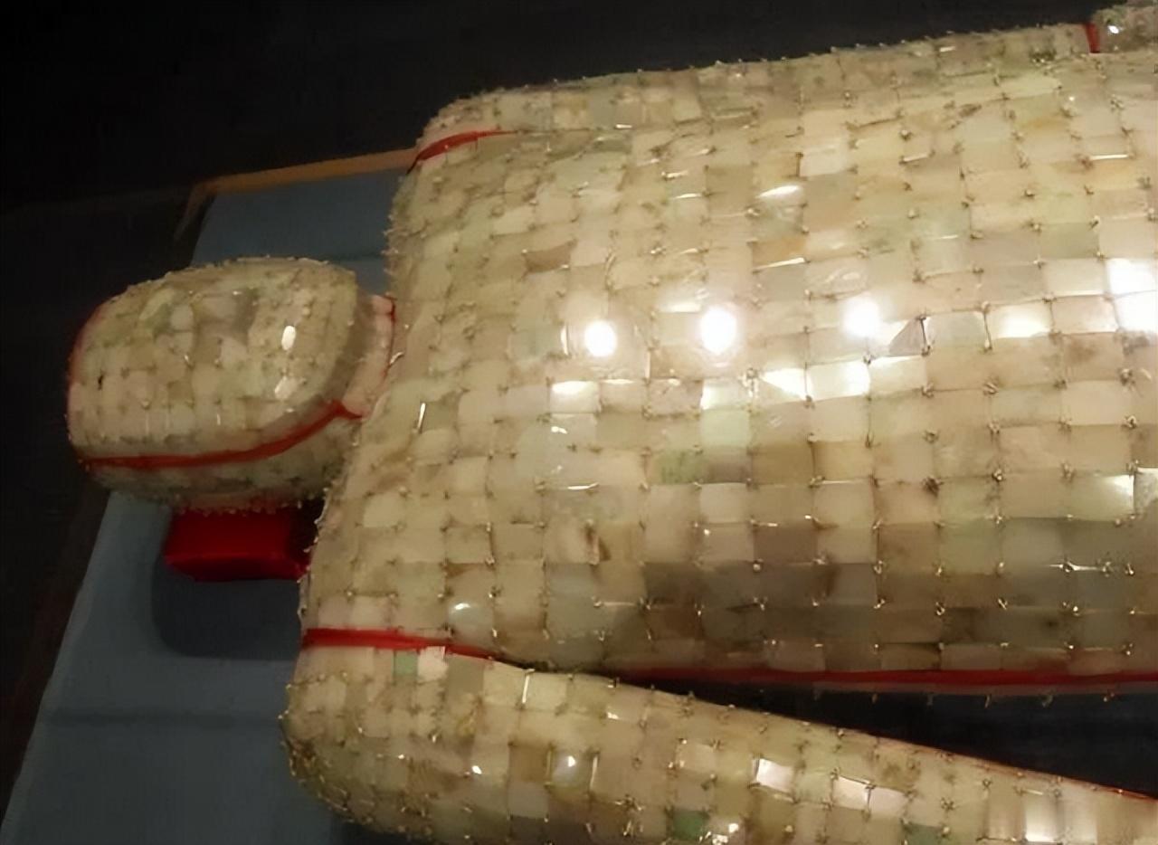 在汉朝的时候,人们认为玉是"山岳精英",将金玉置于人的九窍,人的精气