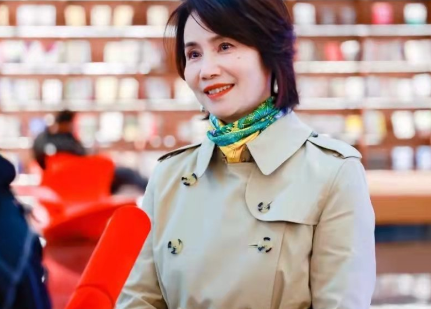 央视著名主持人徐俐大家一定知道吧,作为央视国际频道主持人的她足以