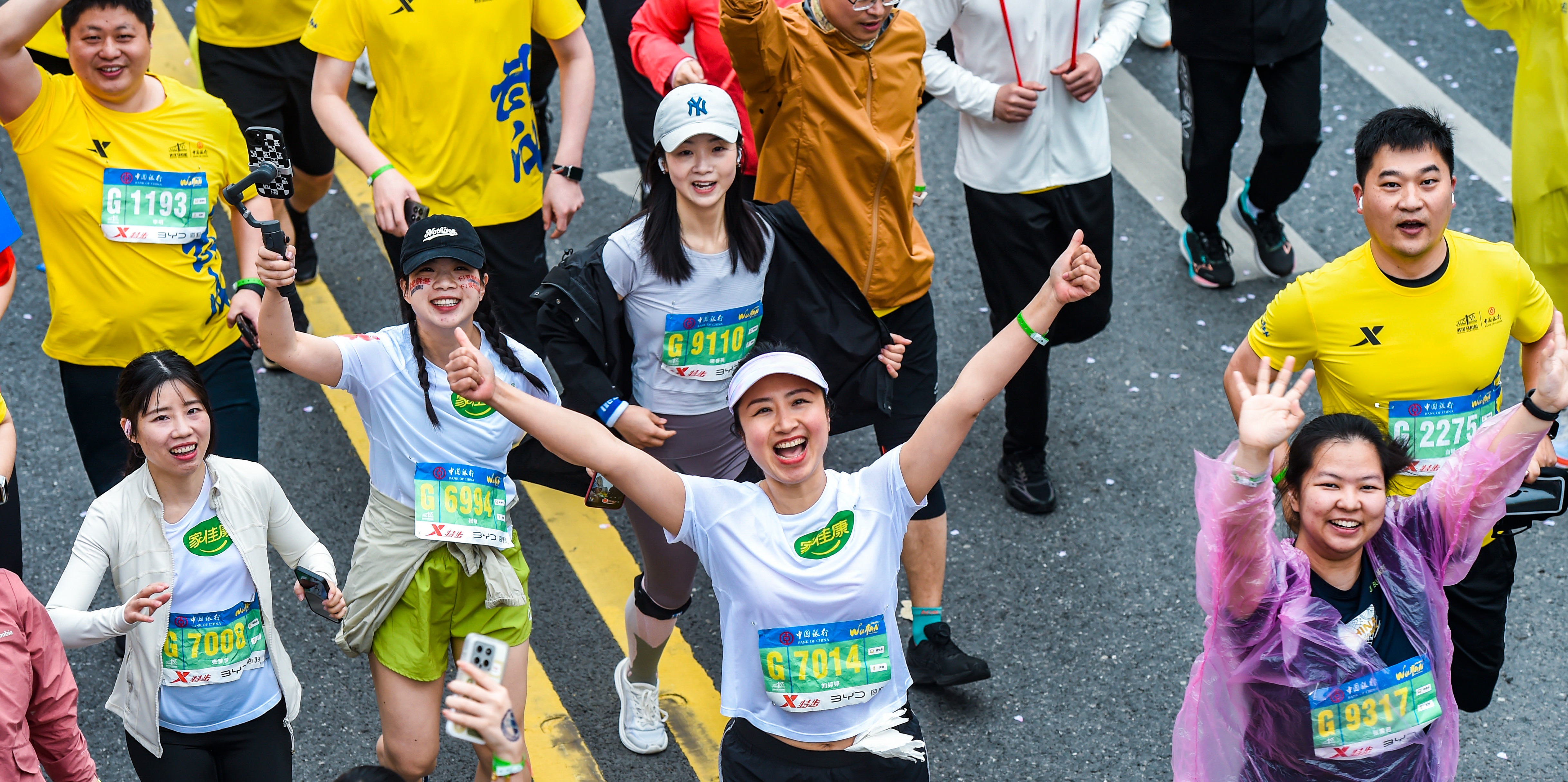 2024武汉马拉松安全完赛,家佳康组建跑团传递全民健康理念