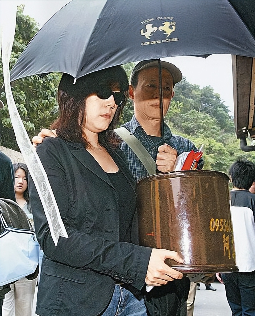 2006年的一天,在外拍戏的金士杰接到一个电话,他得知了叶雯"跳海自尽"