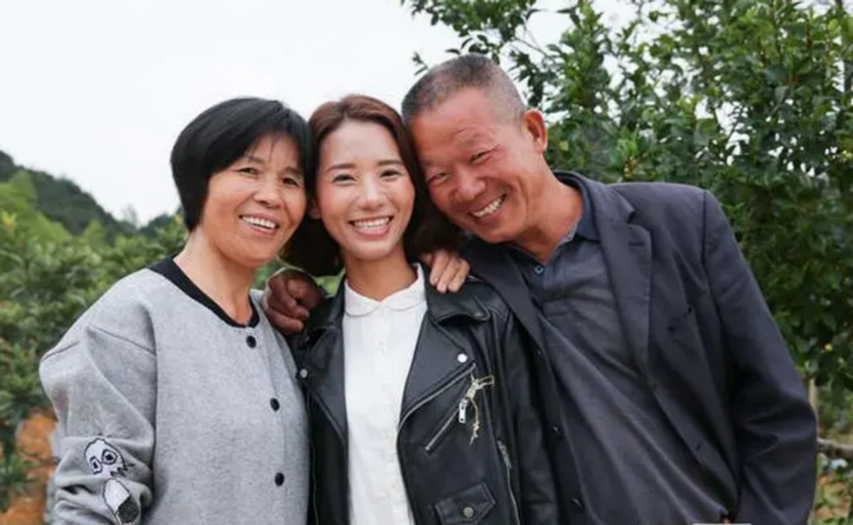 刚出生时,饶胜男瘦瘦小小的,母亲林亚萍希望女儿能健康成长并且不服输