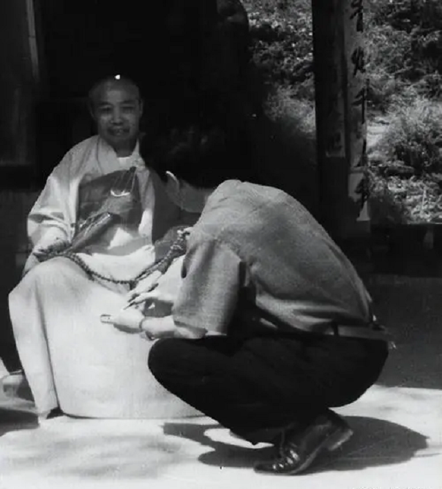 本来二人就已经下定决心在寺庙中过完这平凡的一生,但有一次红卫兵却