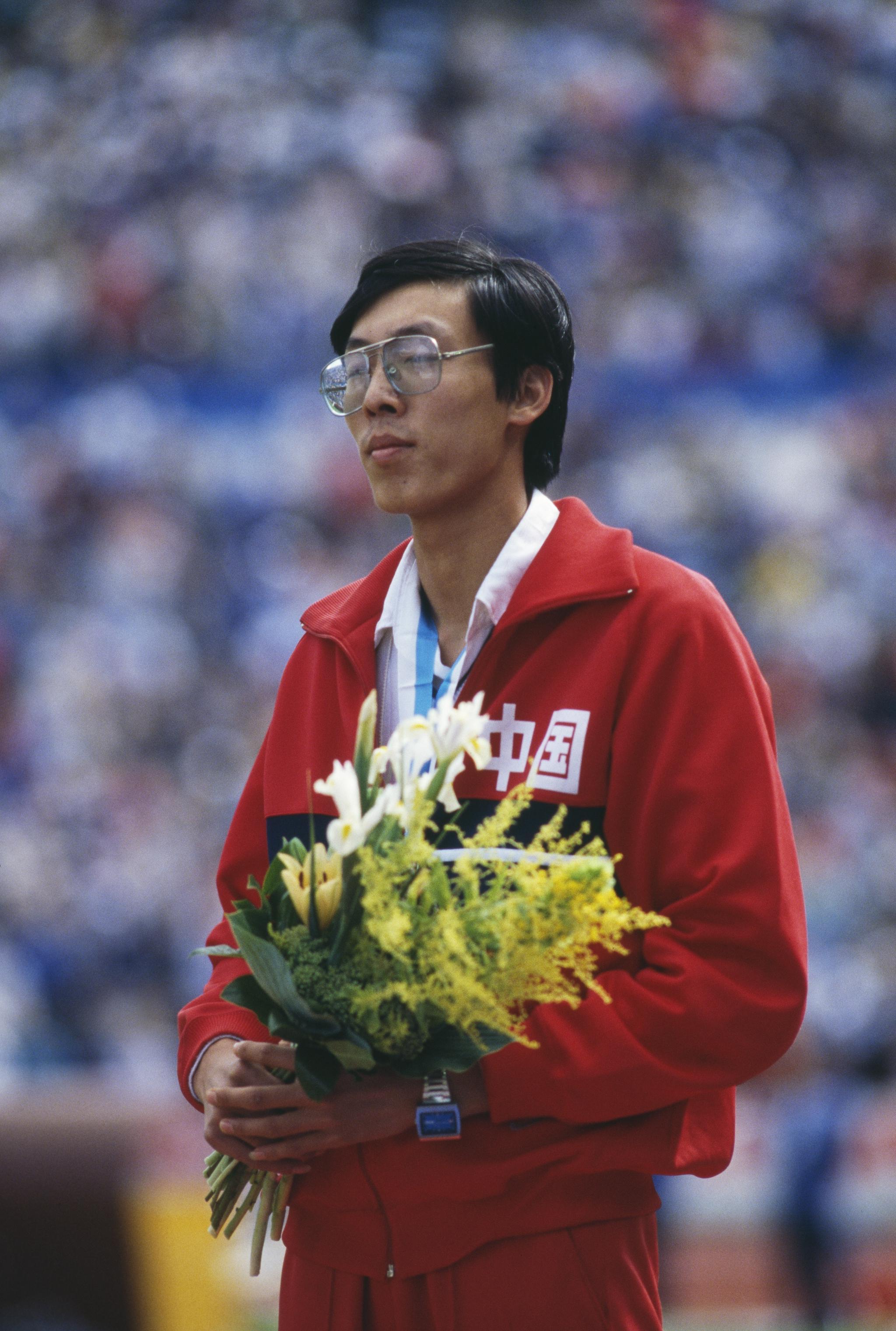 后来,一位体校教练发现了朱建华的天资,建议他从事跳高运动.