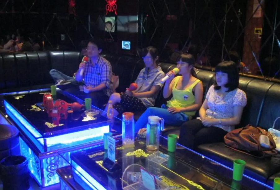 郭爽1983年出生在河南的一个县城里,父母都是普通的工人,大学毕业于