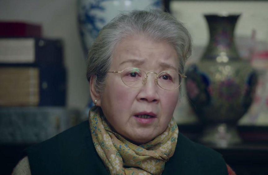 80岁国家一级演员,戏里儿孙满堂,戏外无儿无女,因事业终身未育