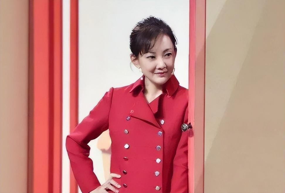 回顾牛莉:24岁嫁给大7岁"圈外人",婚后生三子,结婚26年恩爱如初