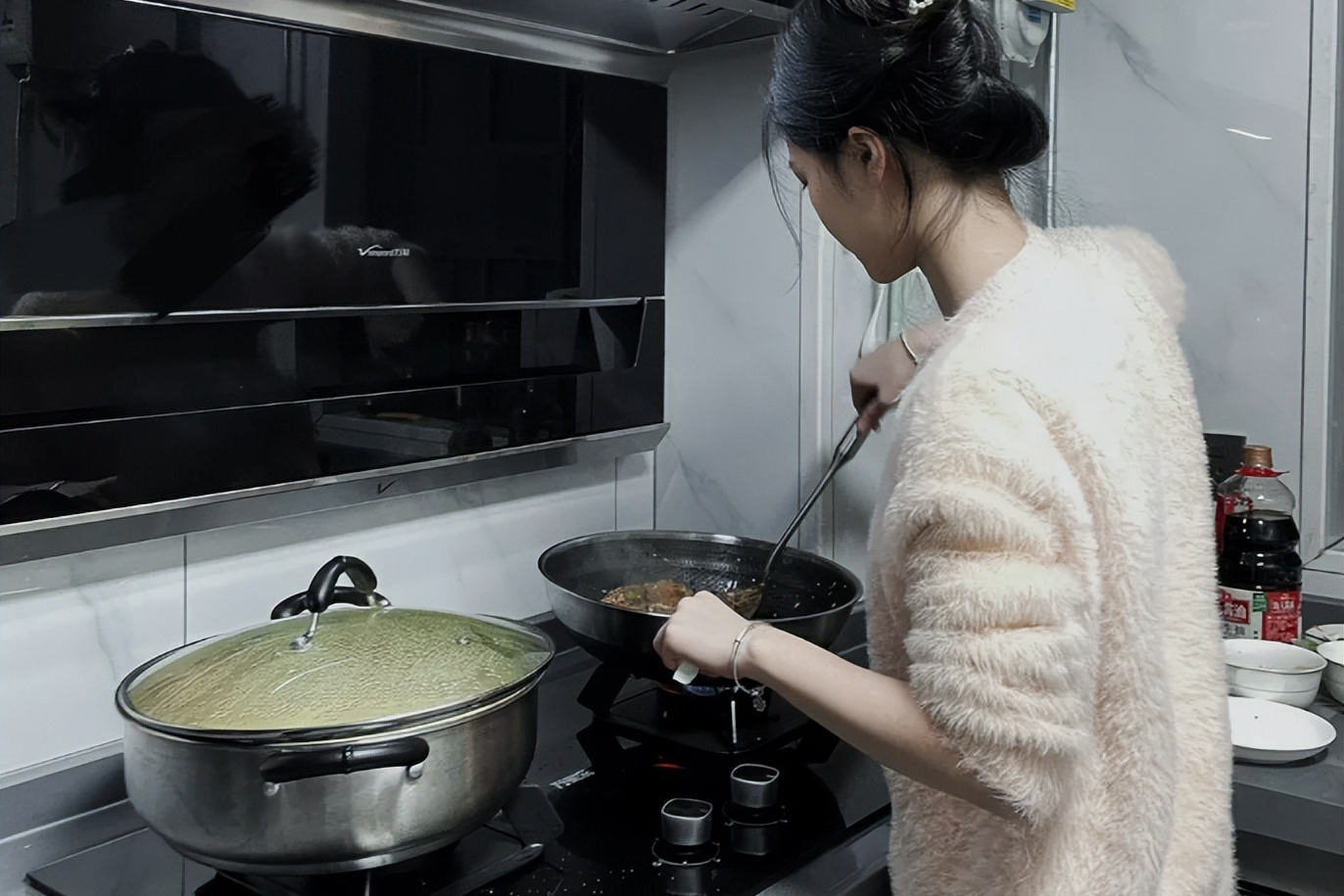 女人在家会做饭的女人背影媳妇做饭图片背影夜晚实拍媳妇做饭背影女子