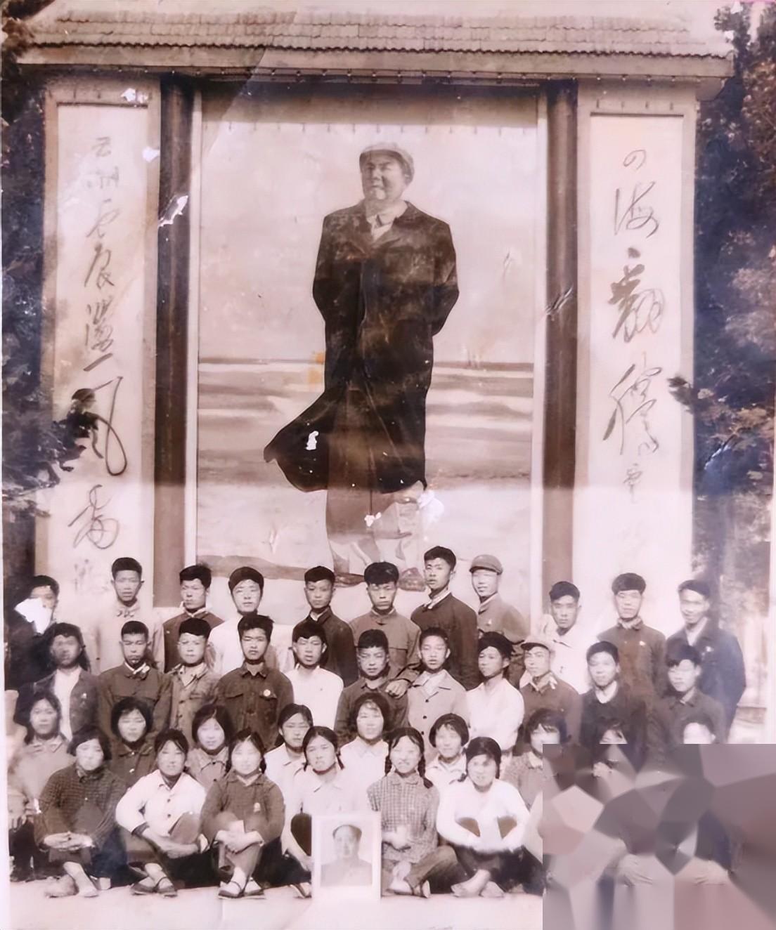 任课的 老师 也从老袁 一人慢慢地 增加到 3 人,到七十年代后期这所