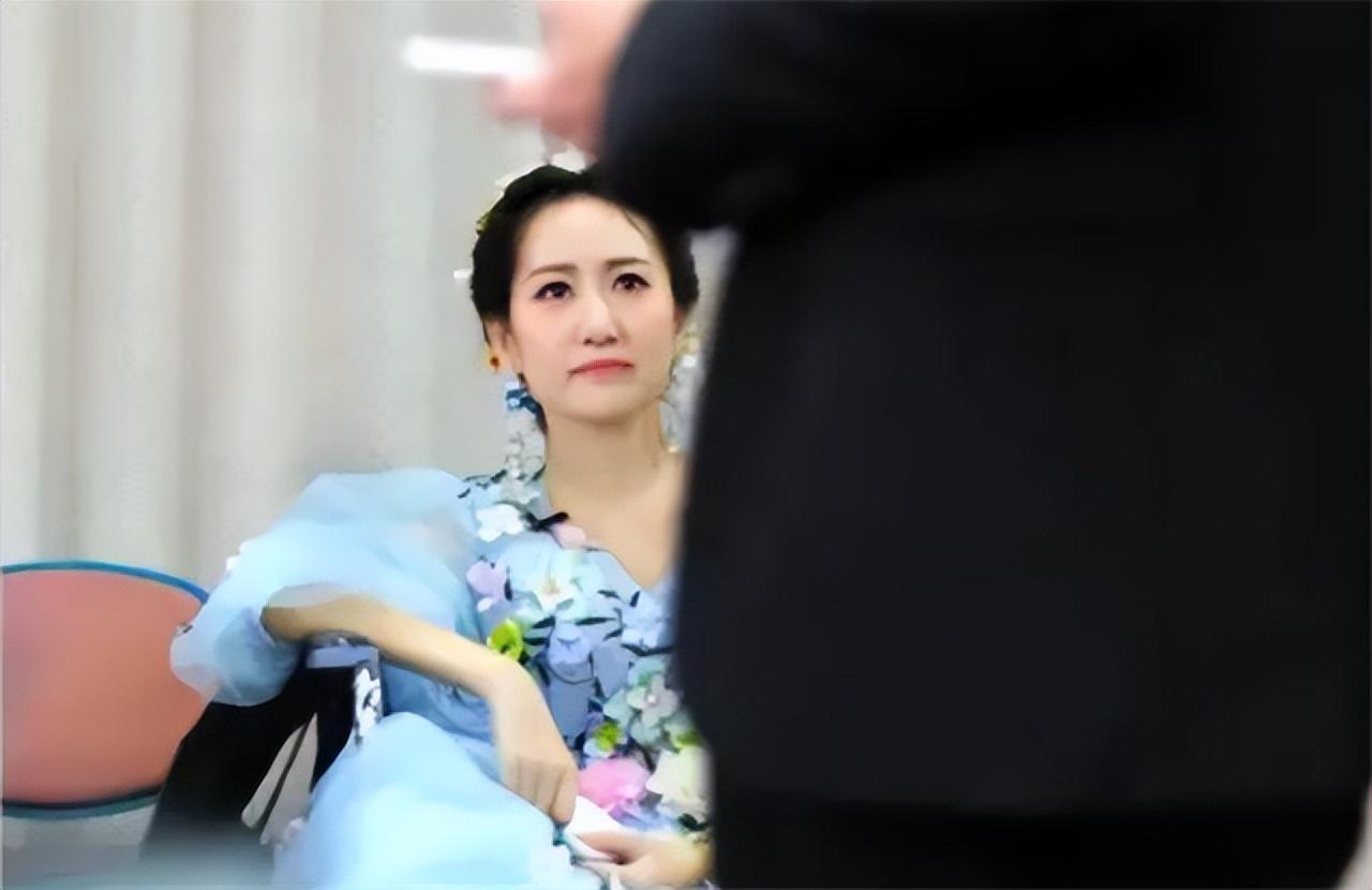 回顾患癌女孩为自己举办追悼会亲友哭成一片她笑怼憋回去