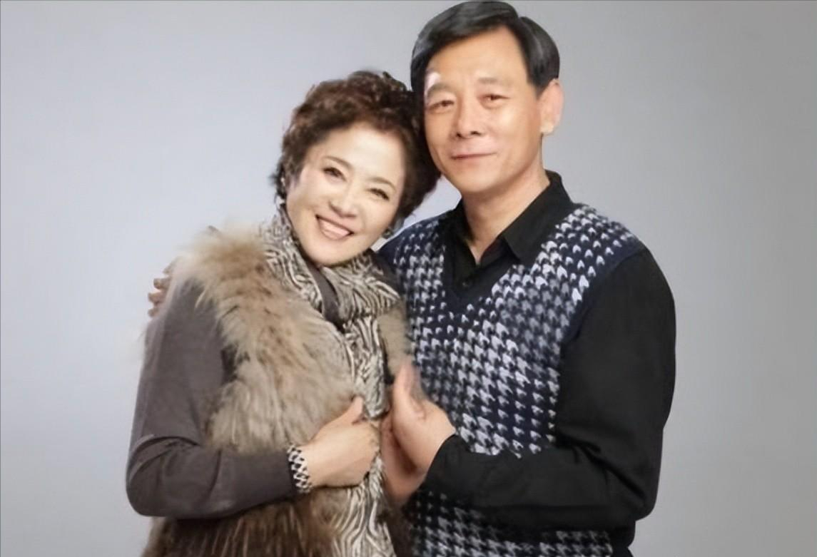 从农村回来以后,李光复家从前的四合院被还了回来,他也重操旧业当起了