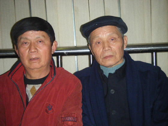 回顾房仕德弟弟是成龙希望能认祖归宗让离世的父亲落叶归根