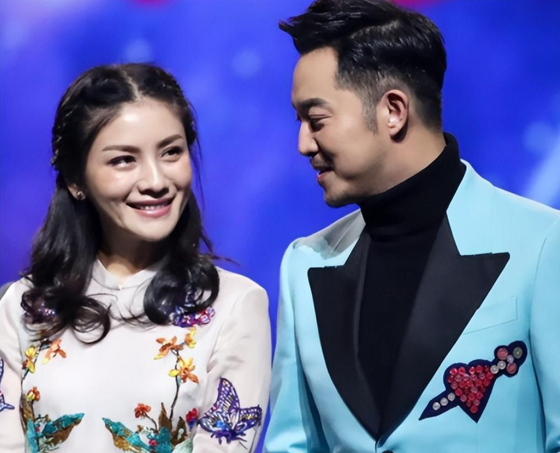 回顾胡可为沙溢三年生二子弃前程当众痛哭后悔婚姻如今怎样了