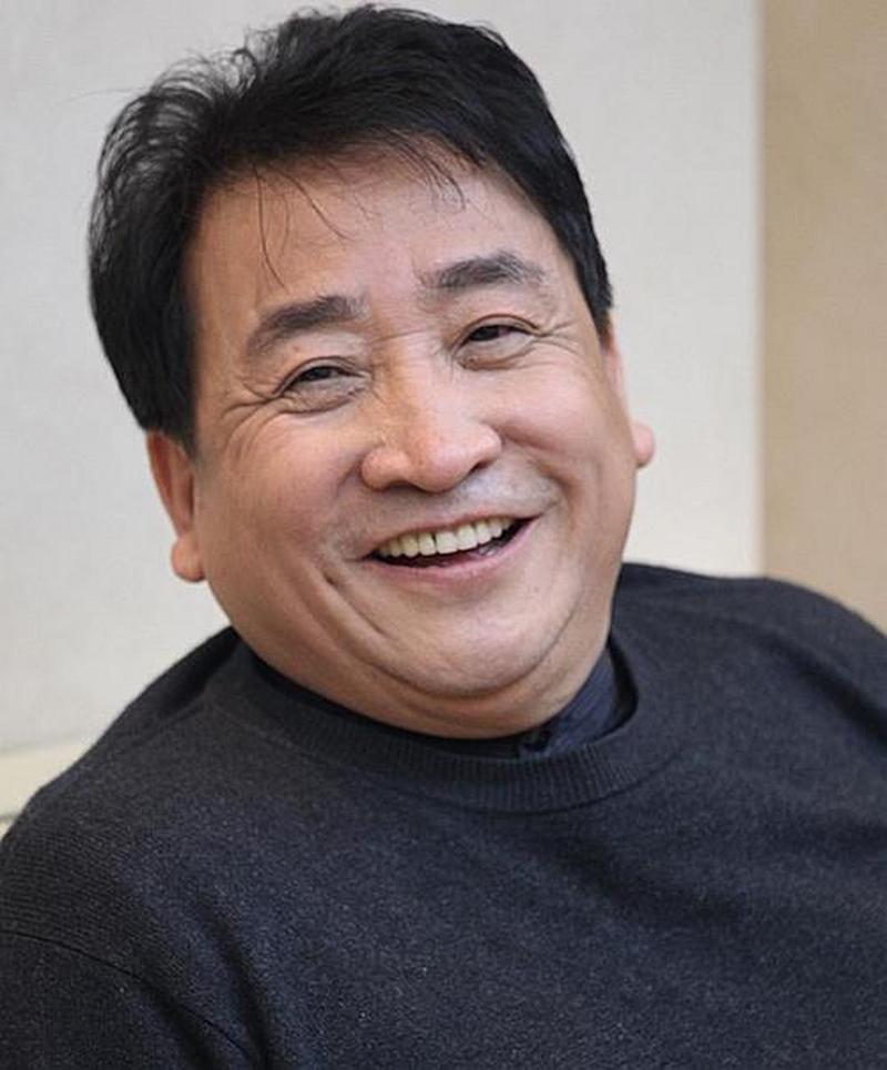 回顾姜昆曾不顾妻子反对收养6岁孤儿如今养子却成为他们的骄傲