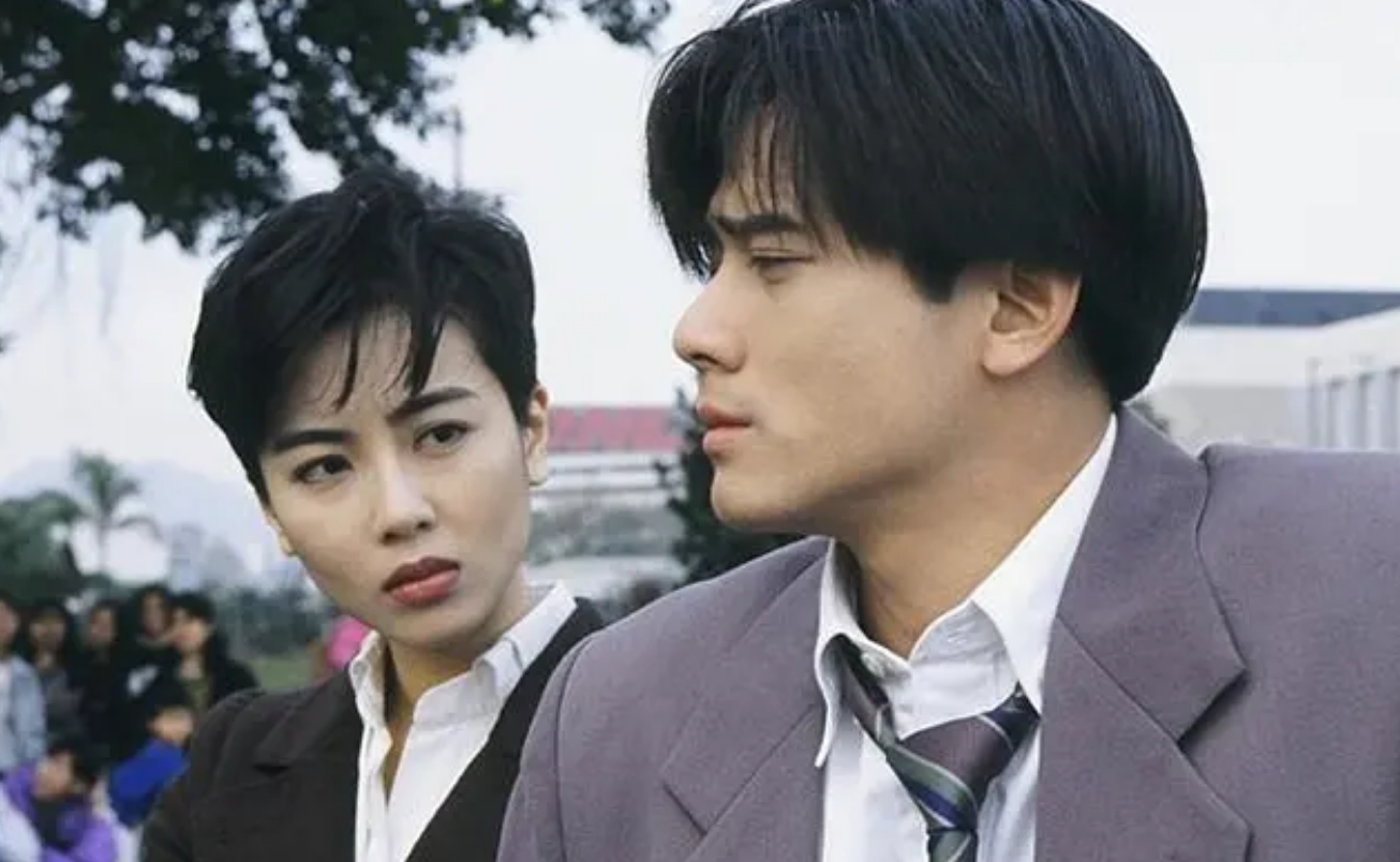 凭借"开心鬼"系列电影一举闯入竞争激烈的演艺圈.