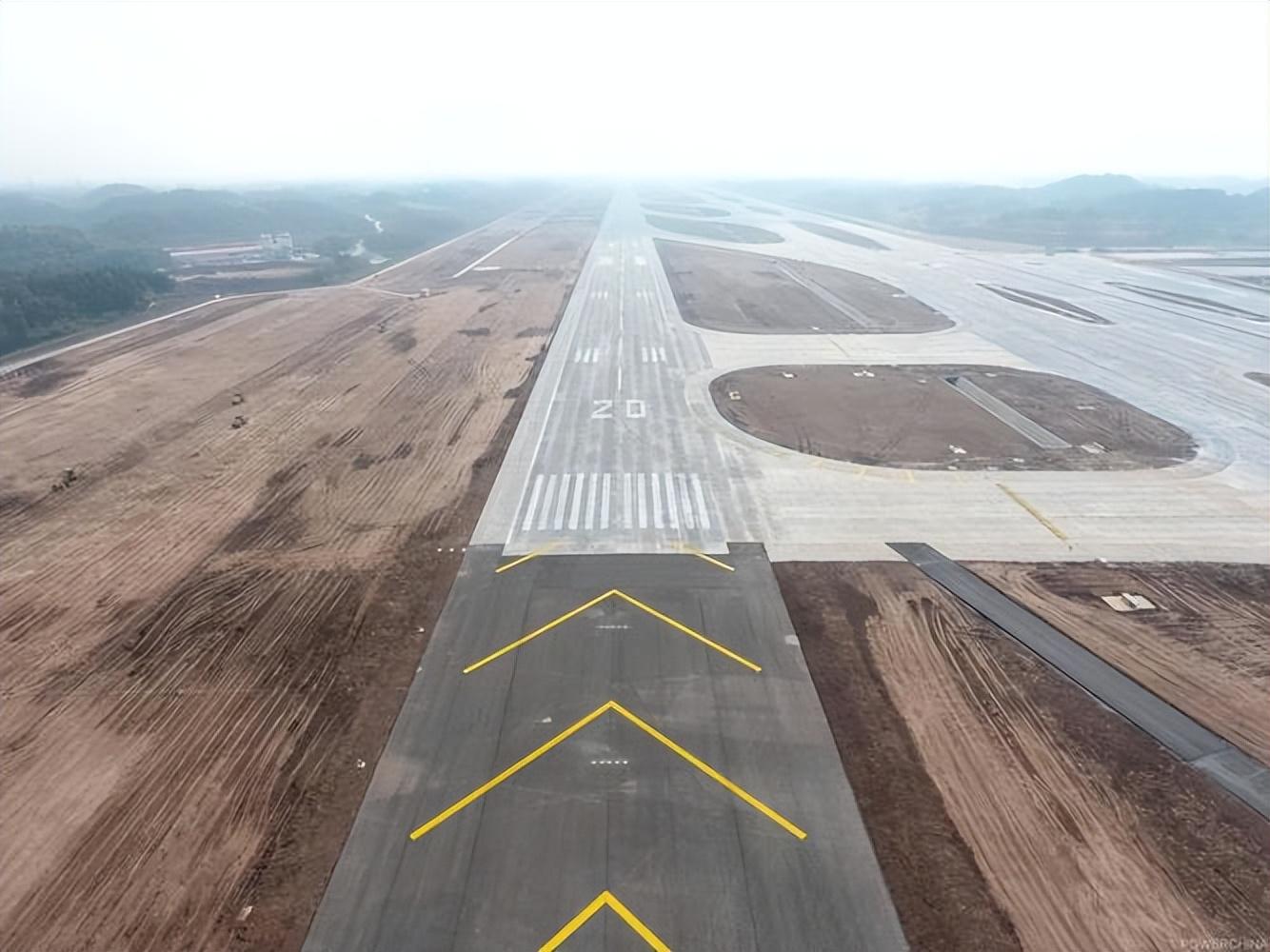 机场那么大为什么只修一两条跑道堵机延误和跑道太少有关吗