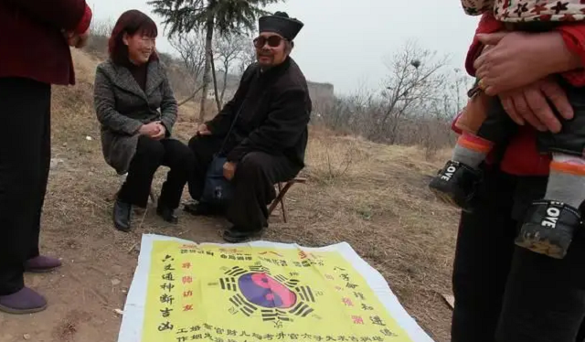 2006年,孟广宣与吴成丽二人来到河南省淮阳县游玩,正月里香客满满的