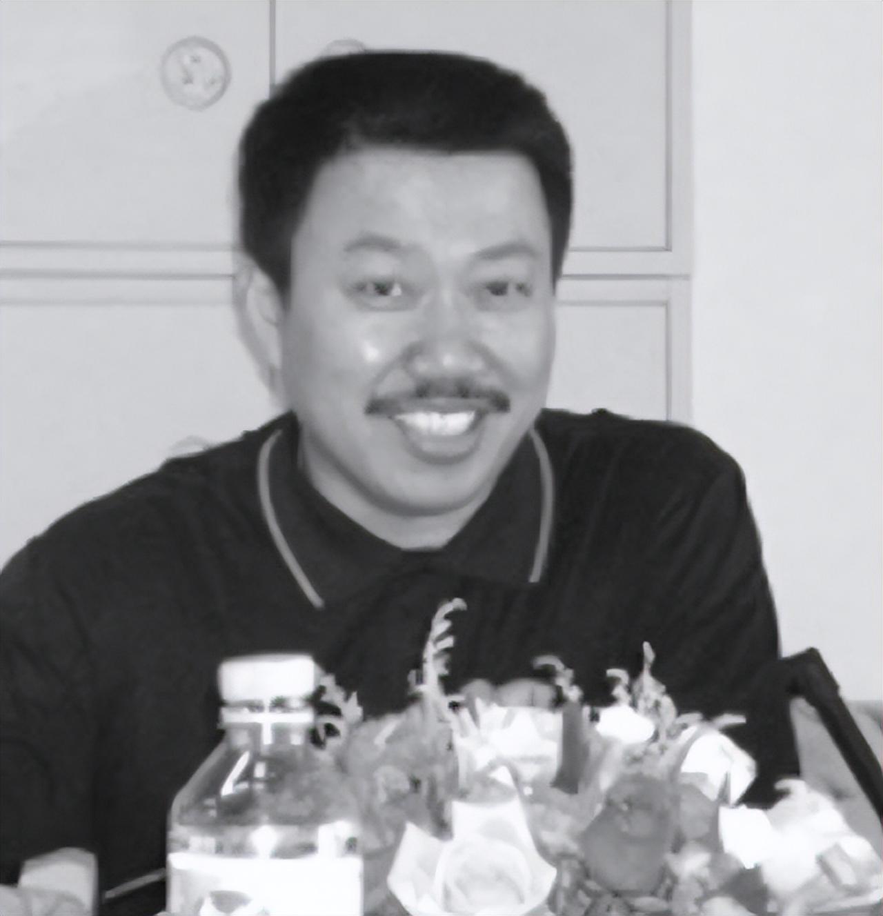 2007年西安千万富翁为救打工妹身中数刀被救女追悼会大声痛哭