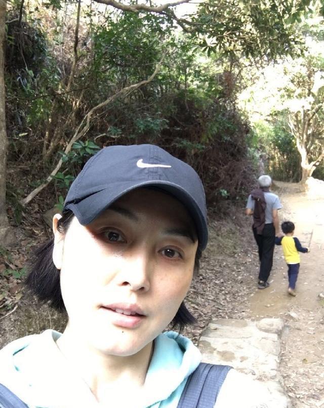 回顾演员张延嫁大5岁香港丈夫婚后生一女如今女儿比她还漂亮