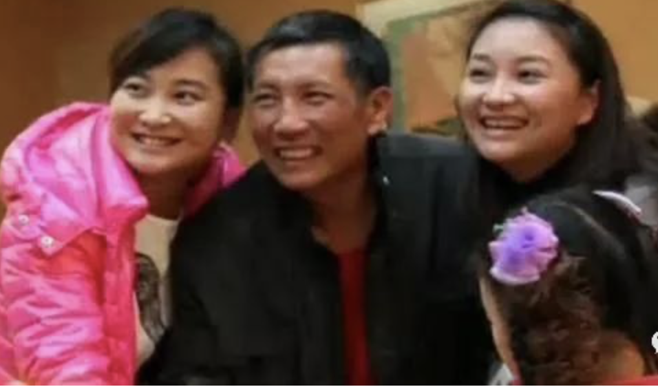 回顾贾玲母亲早逝男友抛弃姐姐供她9年冯巩管她吃住