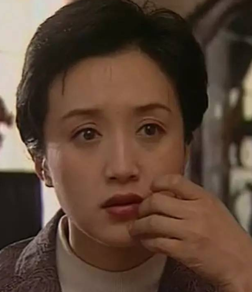 小姐》开拍,杨昆也终于有机会在这部多主角群像戏里参演一位中国白领