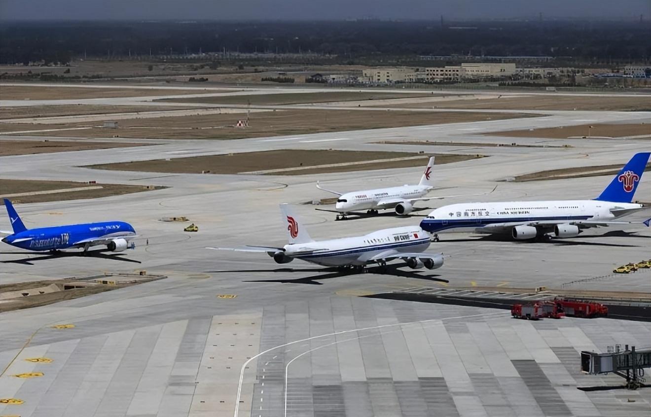 机场那么大为什么只修一两条跑道堵机延误和跑道太少有关吗