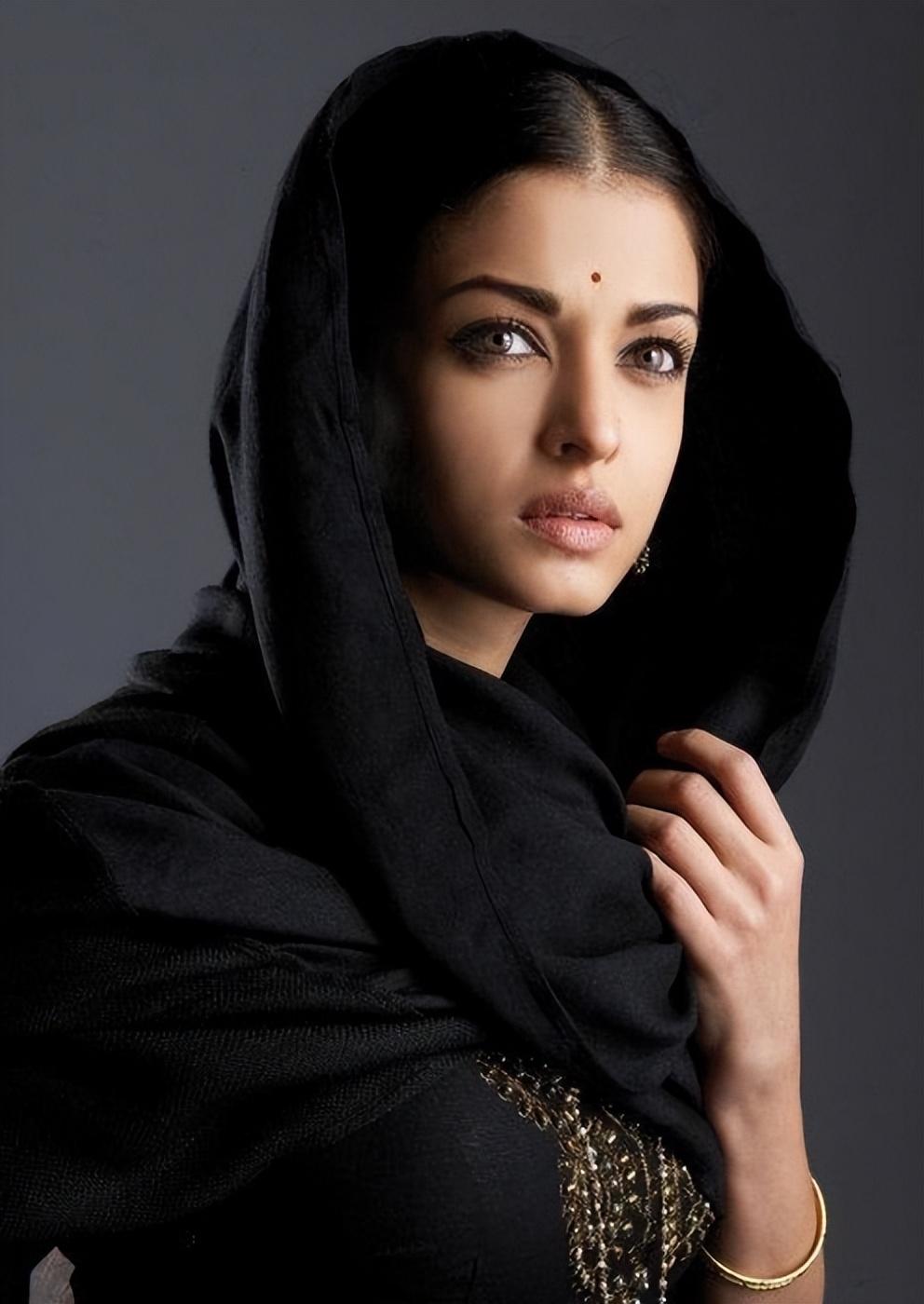 印度美女来我国旅游看到垃圾桶的一样东西直呼你们也太有钱了