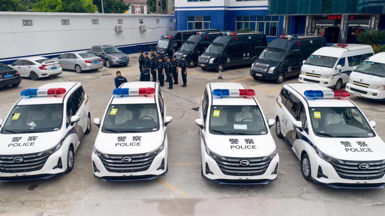 回顾为什么警车出动时要不断鸣笛呢难道不怕嫌犯闻声而逃吗