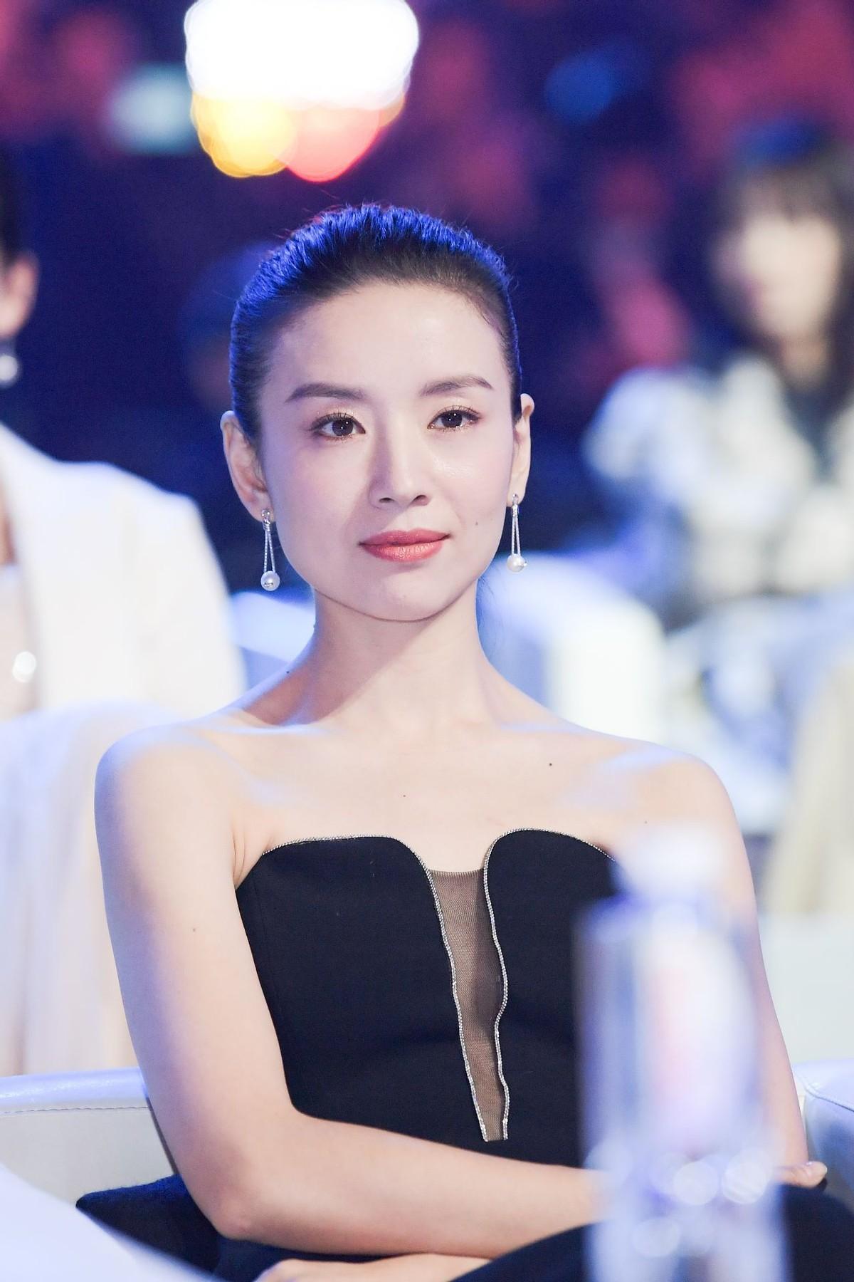 回顾董洁单亲妈妈带娃背后的辛酸与孩子父亲潘粤明终身不和解