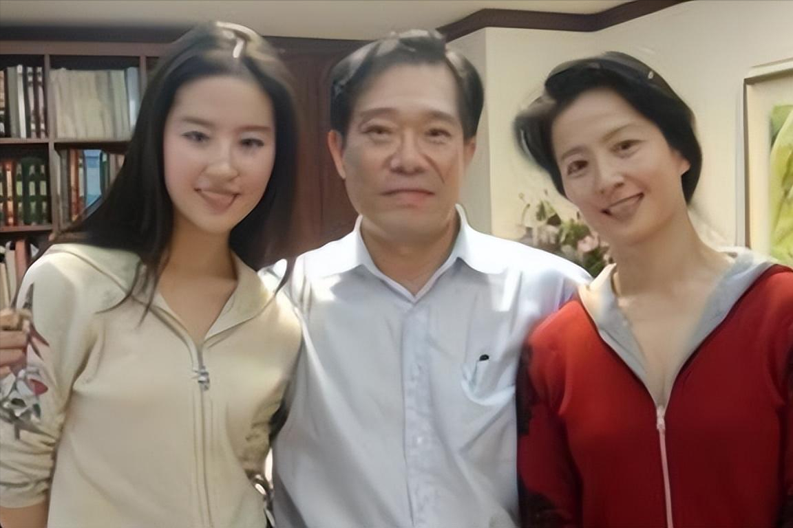 回顾刘亦菲母亲刘晓莉64岁两婚两离现是单身贵族比女儿美多了