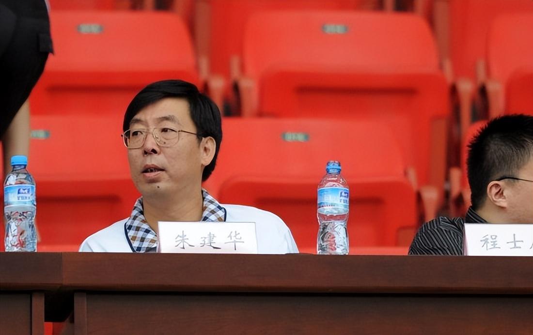 后来,一位体校教练发现了朱建华的天资,建议他从事跳高运动.