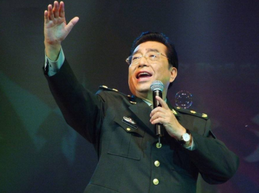 他就是李天一,1990年著名男高音歌唱家李双江和自己曾经的学生梦鸽