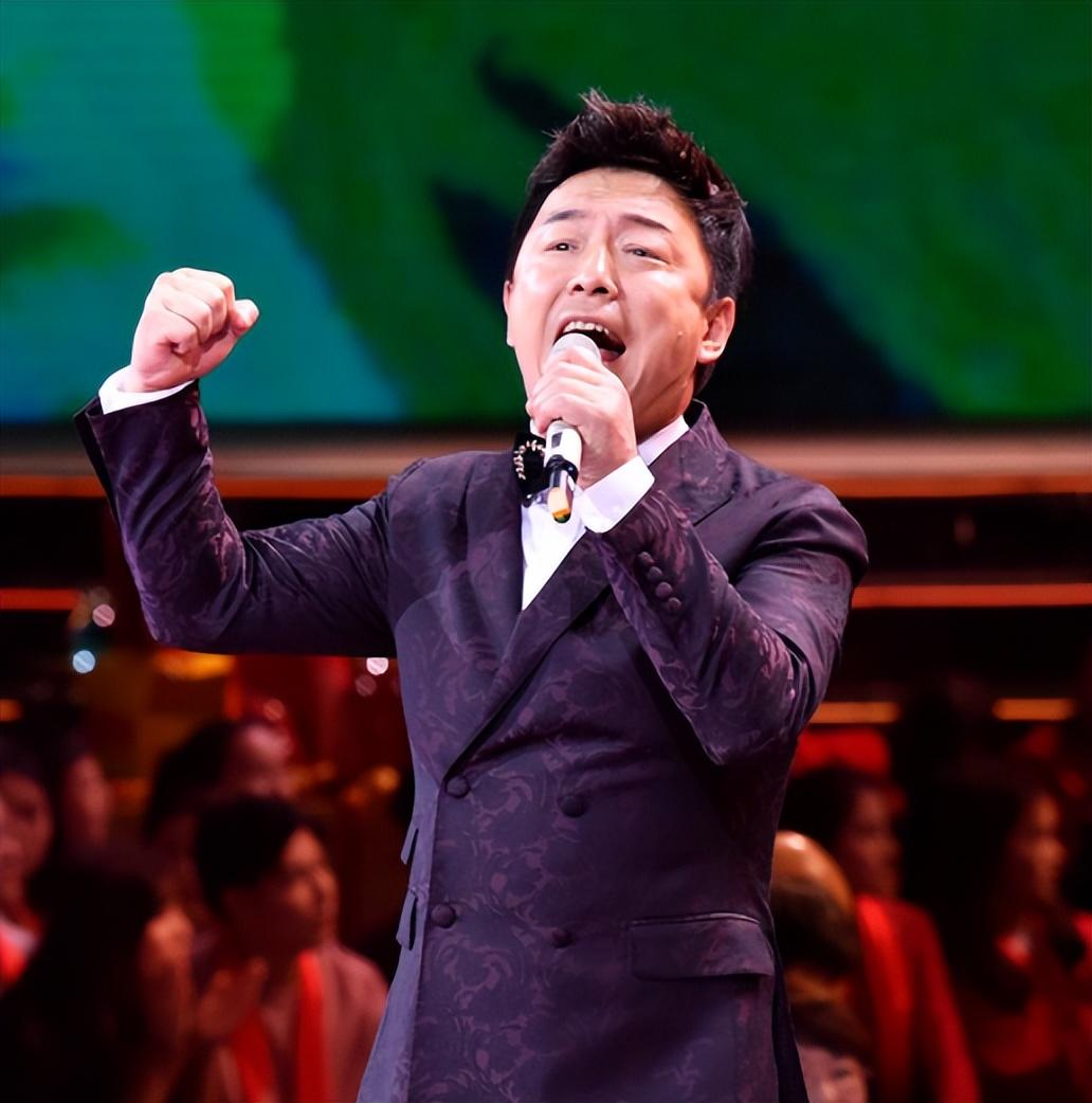 舞台推广电影的时候唱过《爱与愁》,和庾澄庆合唱过改编版《水手》