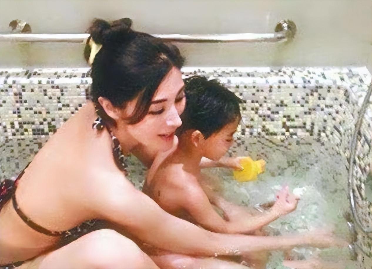 李嘉欣和儿子同浴池洗澡