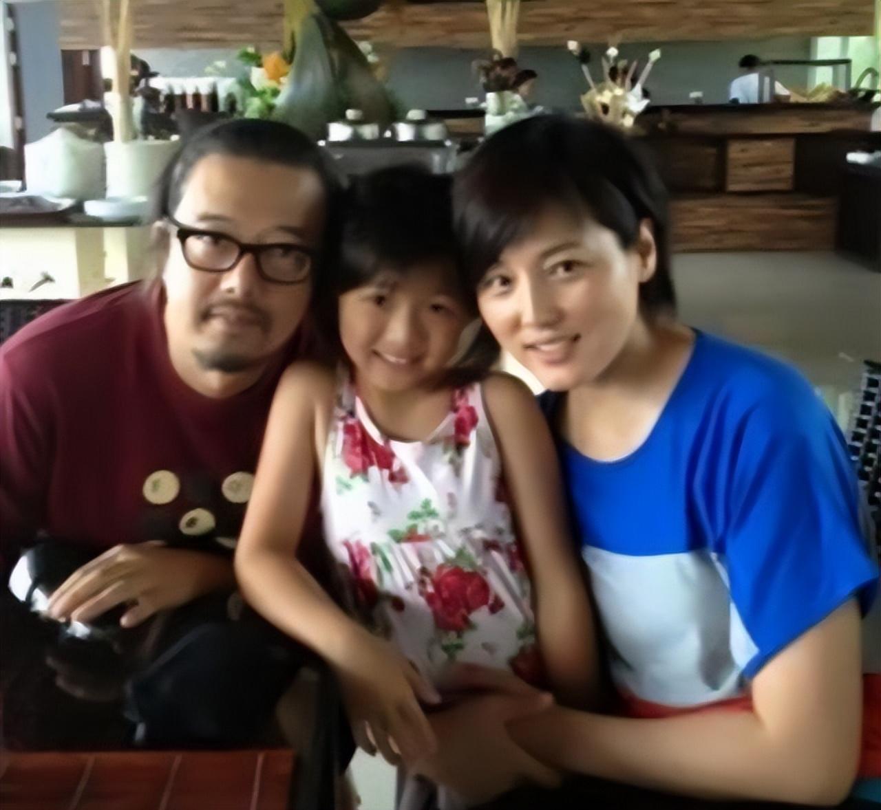 回顾演员张延嫁大5岁香港丈夫婚后生一女如今女儿比她还漂亮