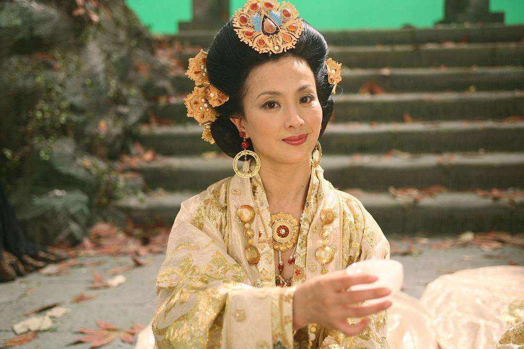 回顾刘晓莉两婚两离不后悔掌掴导演不后悔堪称刘亦菲最大靠山