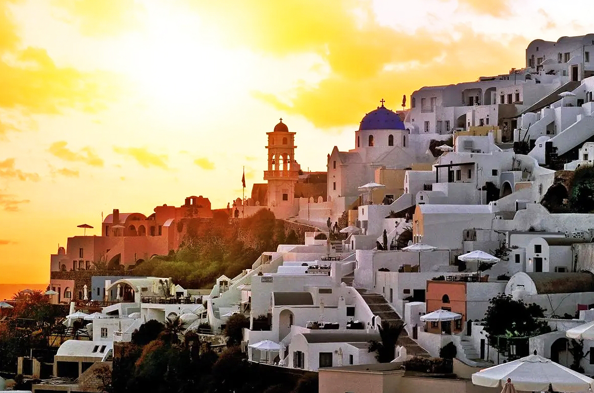 圣托里尼:天堂的颜色是洁白和蔚蓝  圣托里尼又名锡拉,是希腊著名的