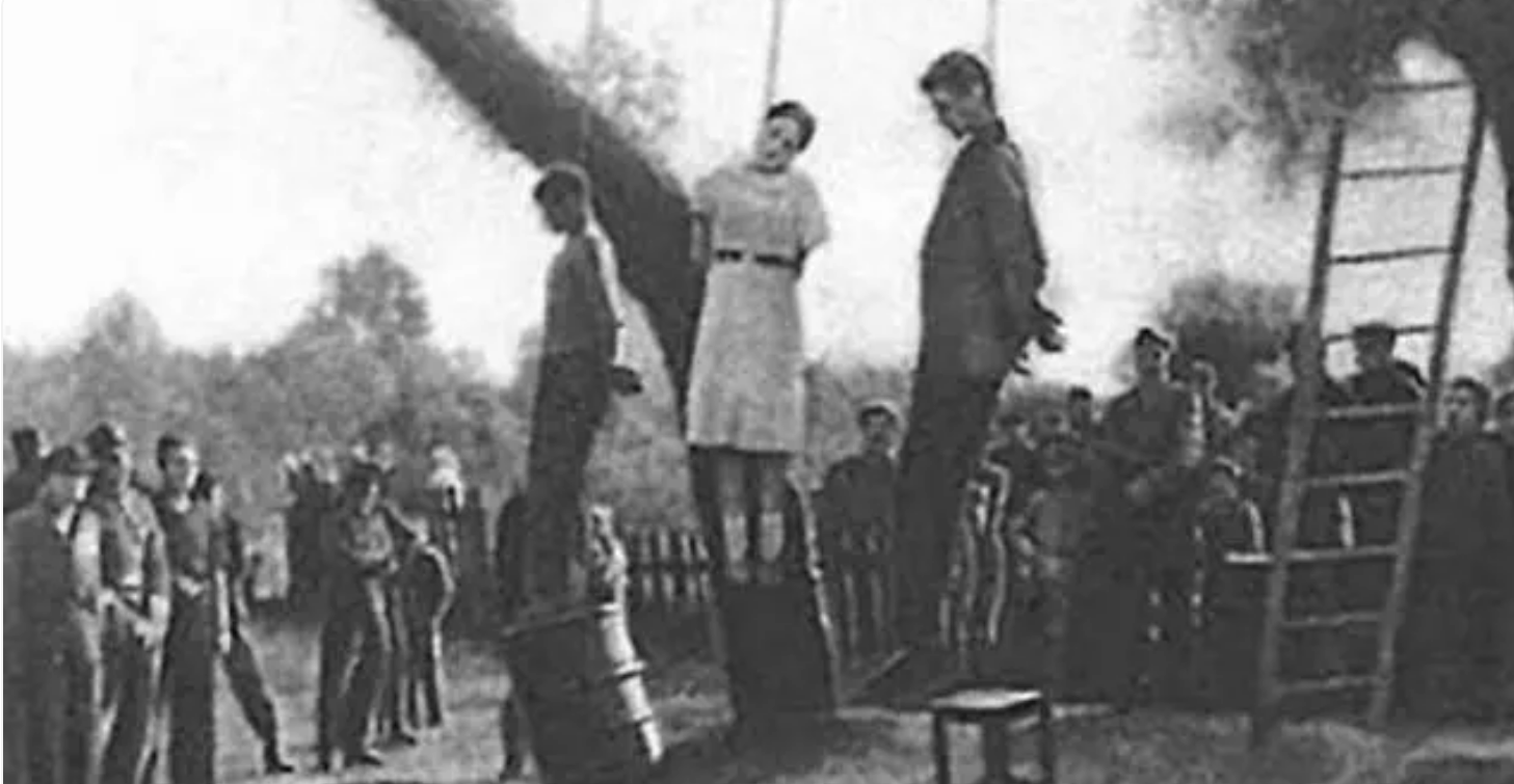 苏联三名游击队员被纳粹残忍地绞死,双手反绑,悬挂在半空中