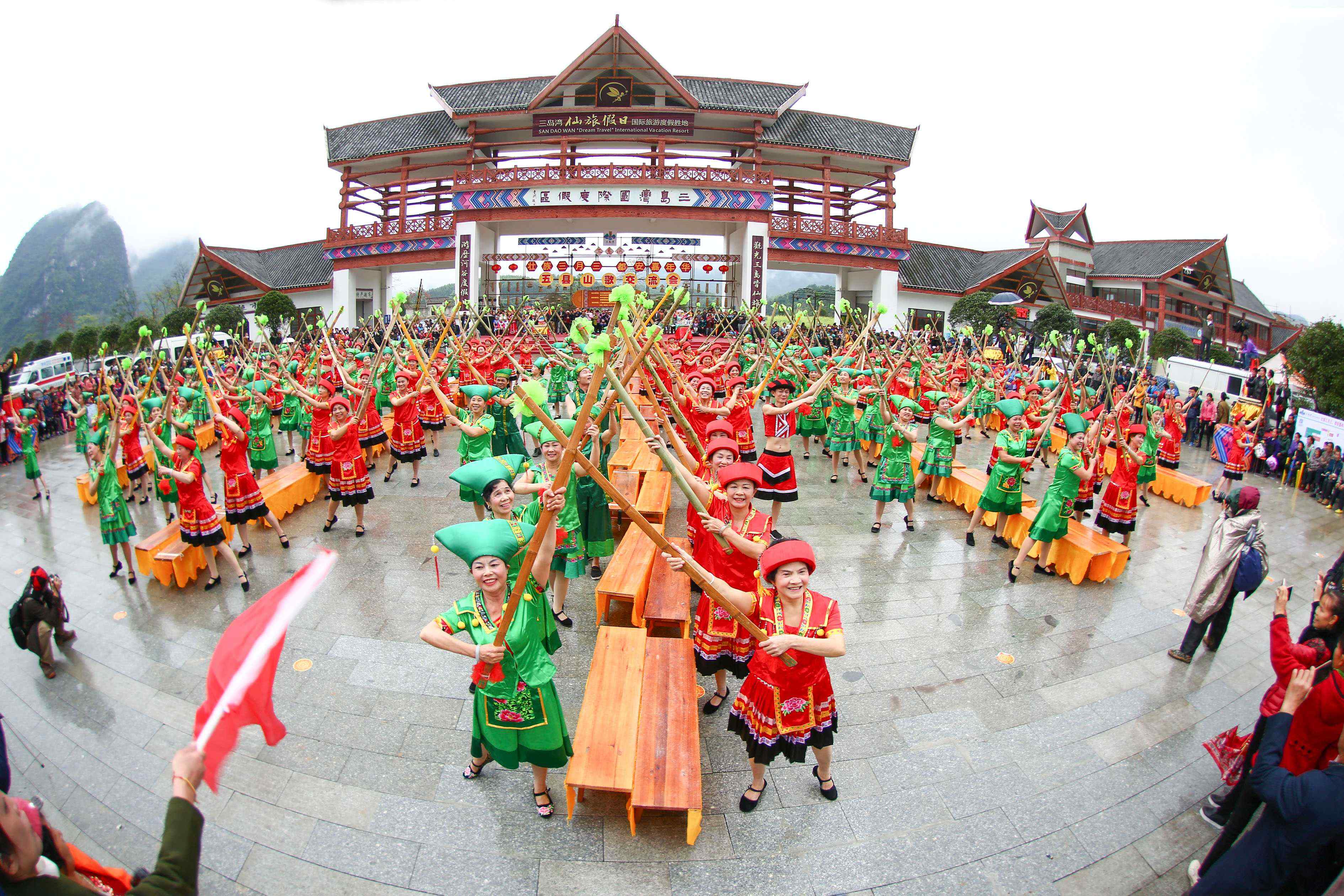 春意盎然,广西壮族自治区迎来了一年一度的"三月三"节庆,这是一场融合
