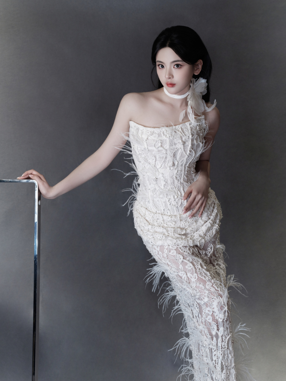 杨超越一袭钉珠蕾丝礼服裙,繁花似锦尽显东方浪漫.