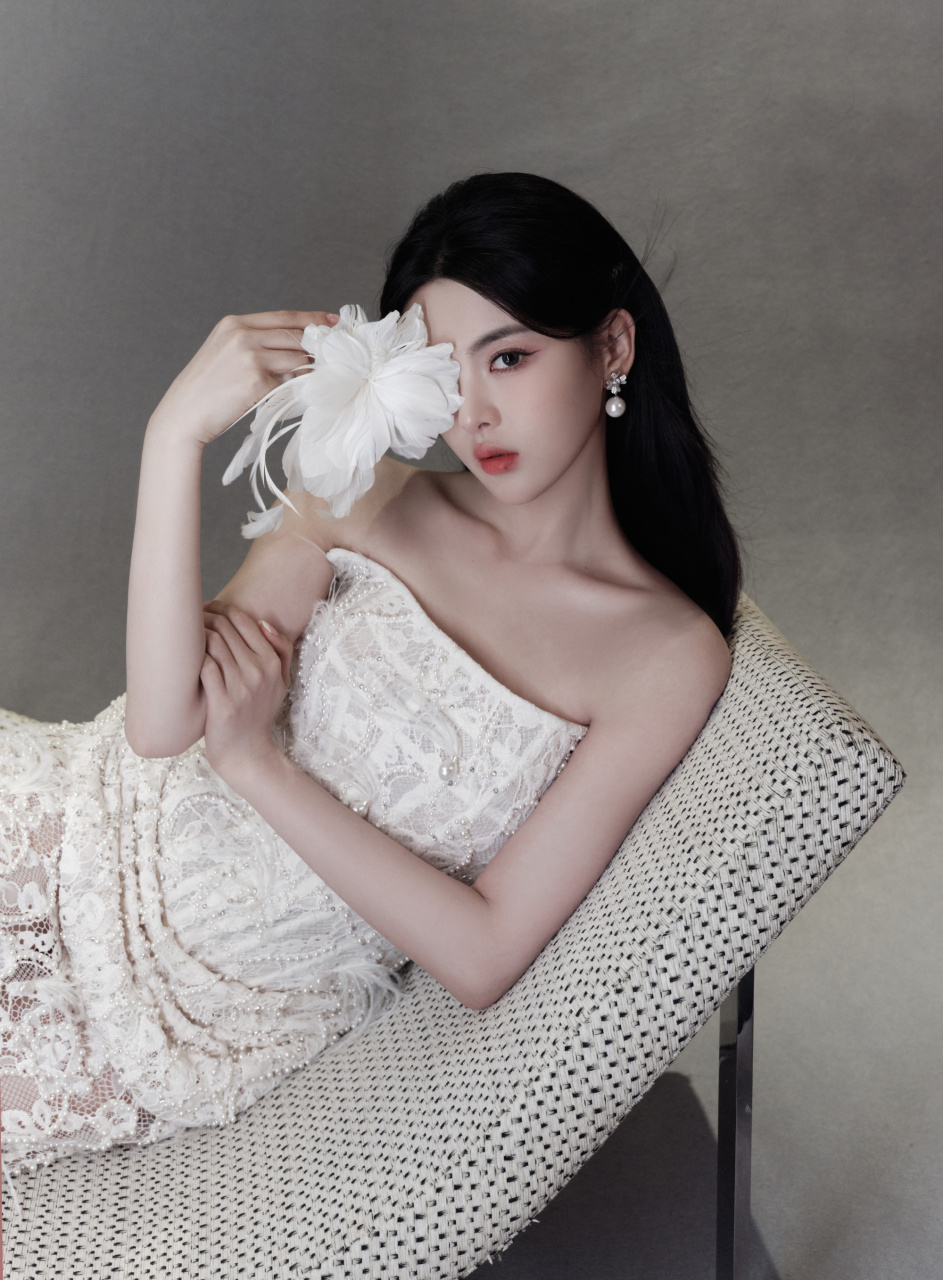 杨超越一袭钉珠蕾丝礼服裙,繁花似锦尽显东方浪漫.