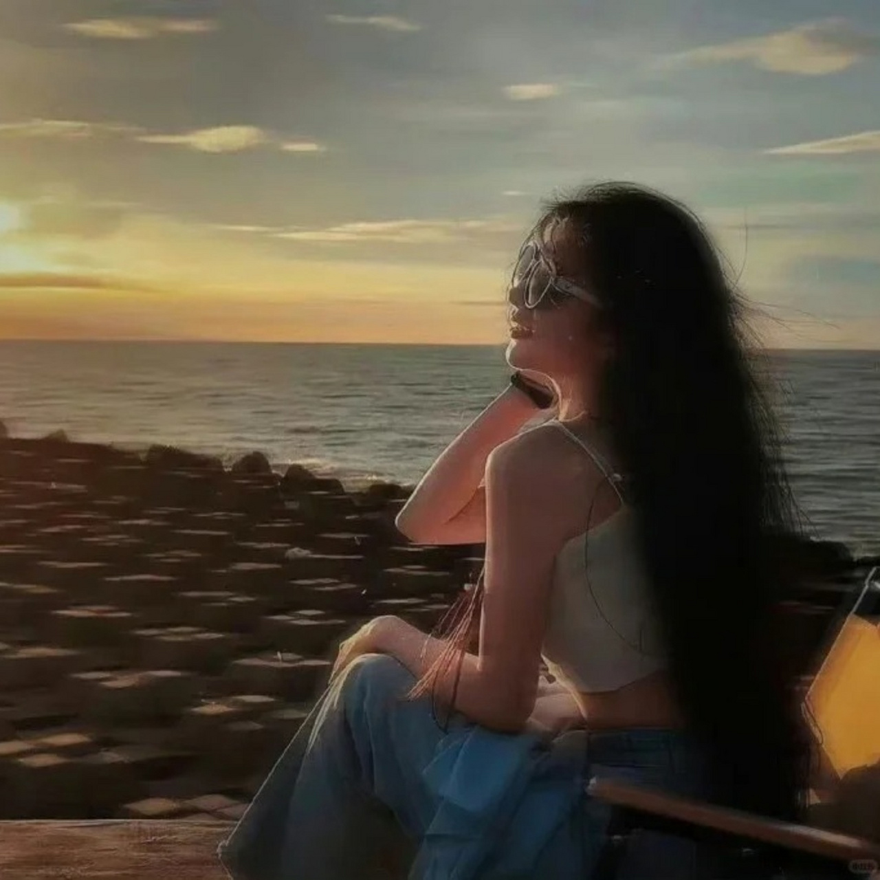 而慵懒偏冷淡风的女生头像,则以其独特的魅力,吸引了众多追求个性与