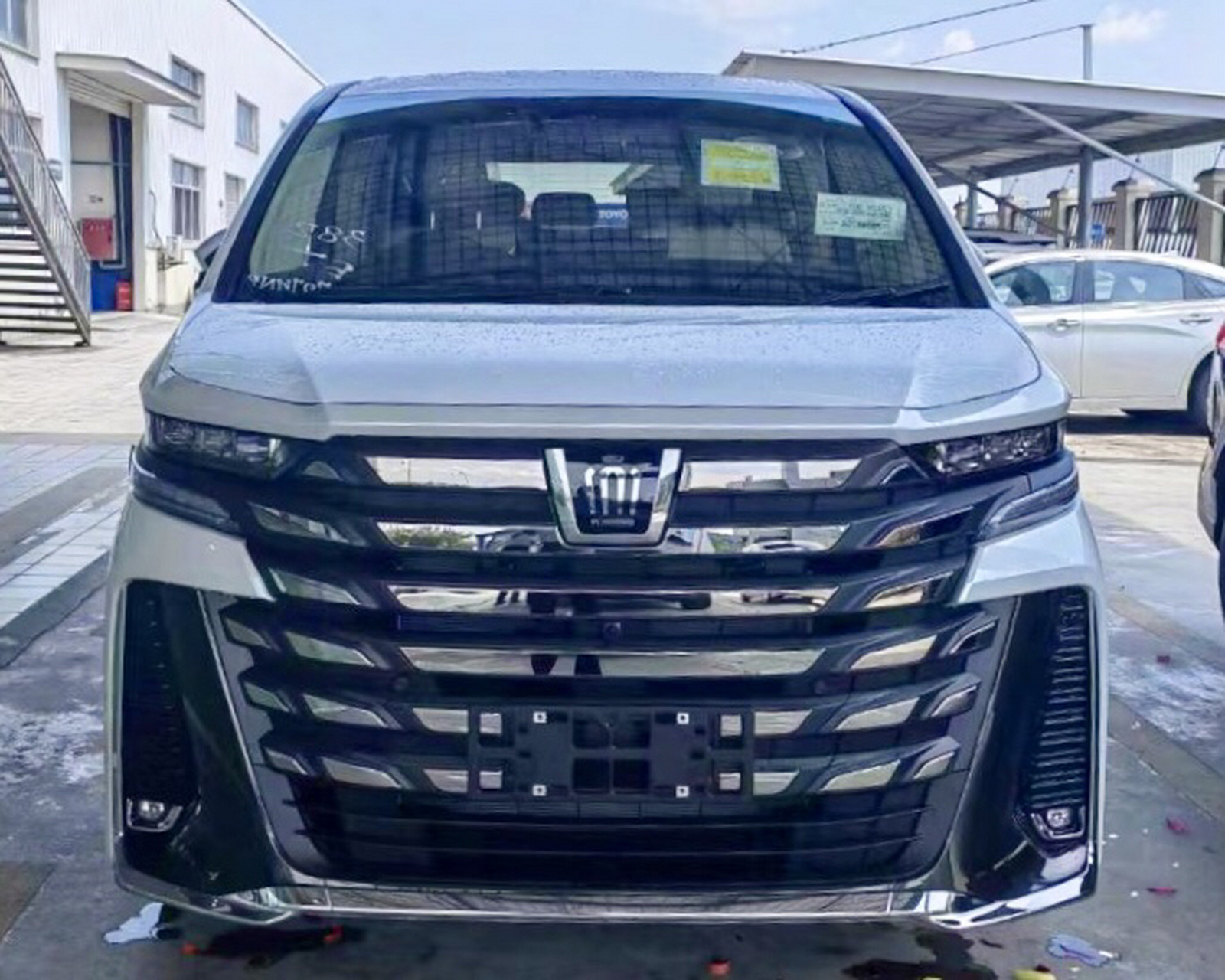 2021款皇冠威尔法前脸和2024最新款皇冠威尔法前脸同框对比,确实新款