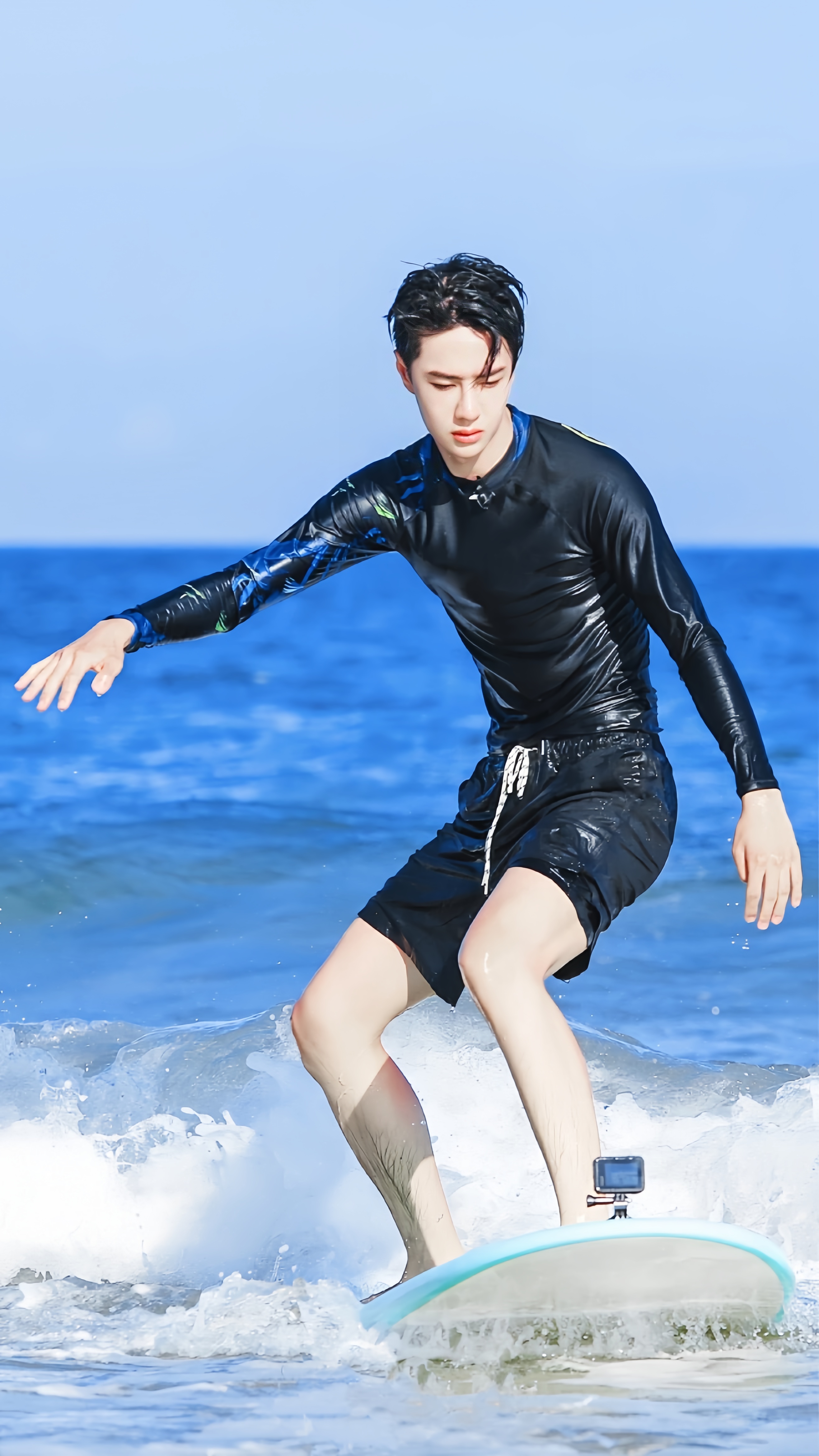 王一博是喜欢挑战性运动的男生,他冲浪的时候,享受着海浪的翻涌和阳光