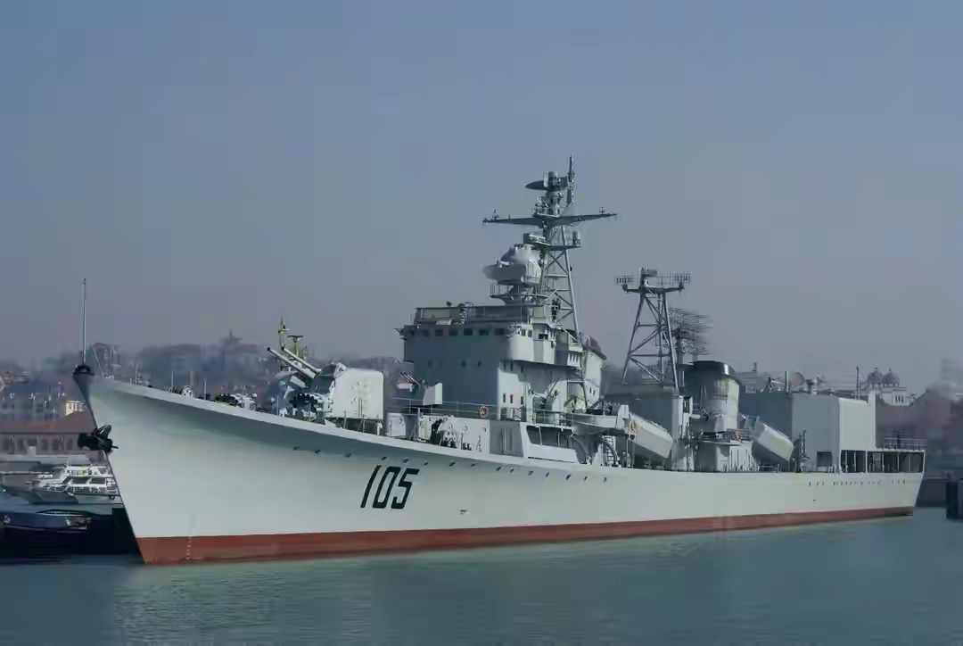 第一代:051型导弹驱逐舰,代表舰艇