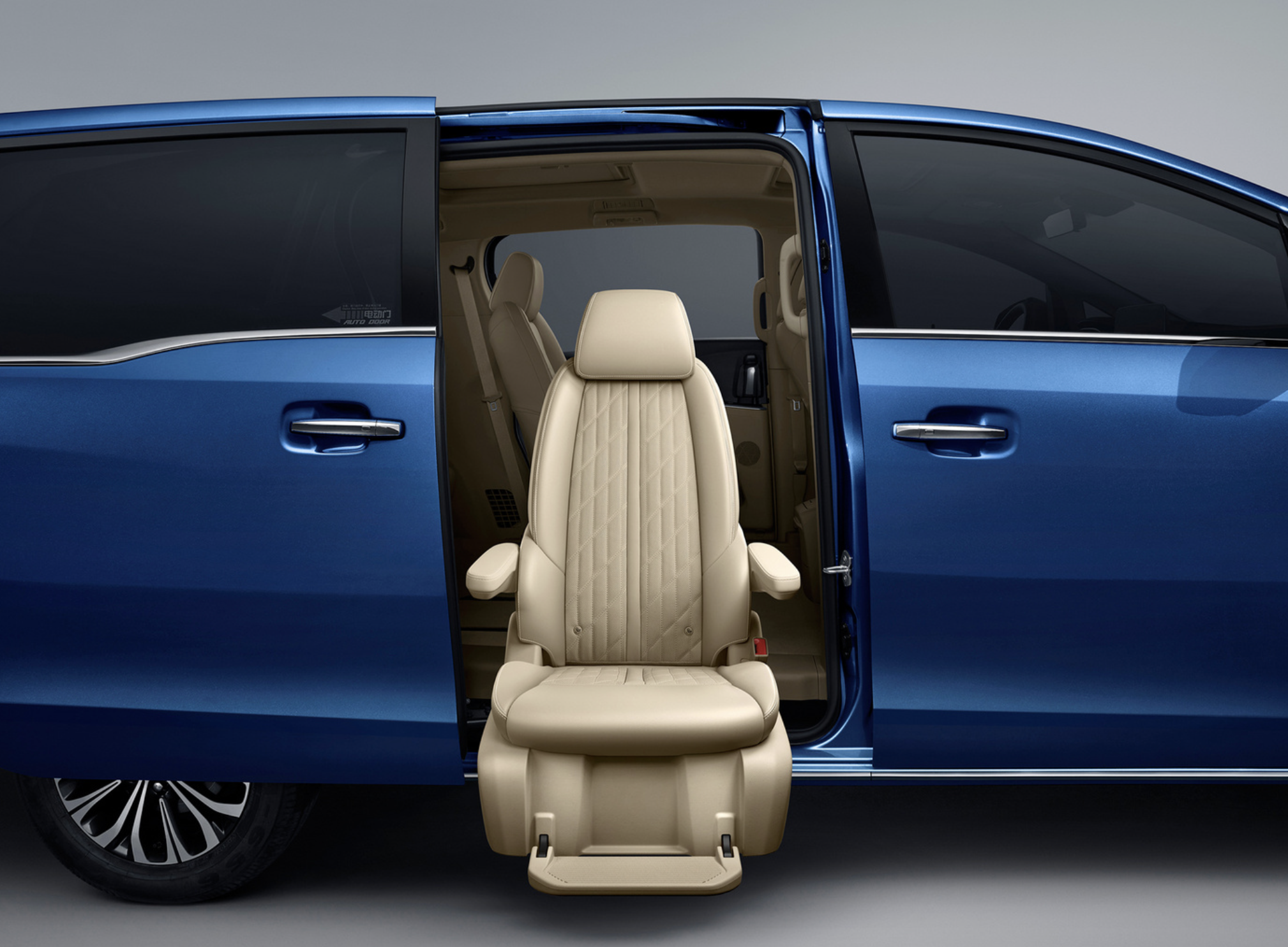 别克的陆地公务舱,车长5238mm,配行政级座椅,综合续航超1000km