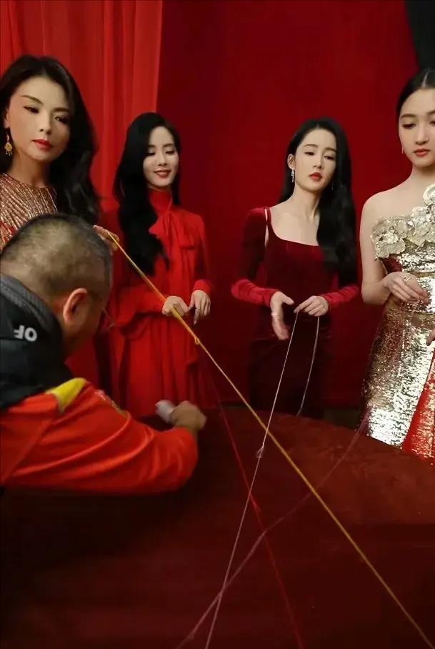 刘涛,刘诗诗,李沁和关晓彤春晚后台合影,真是一道靓丽的风景线