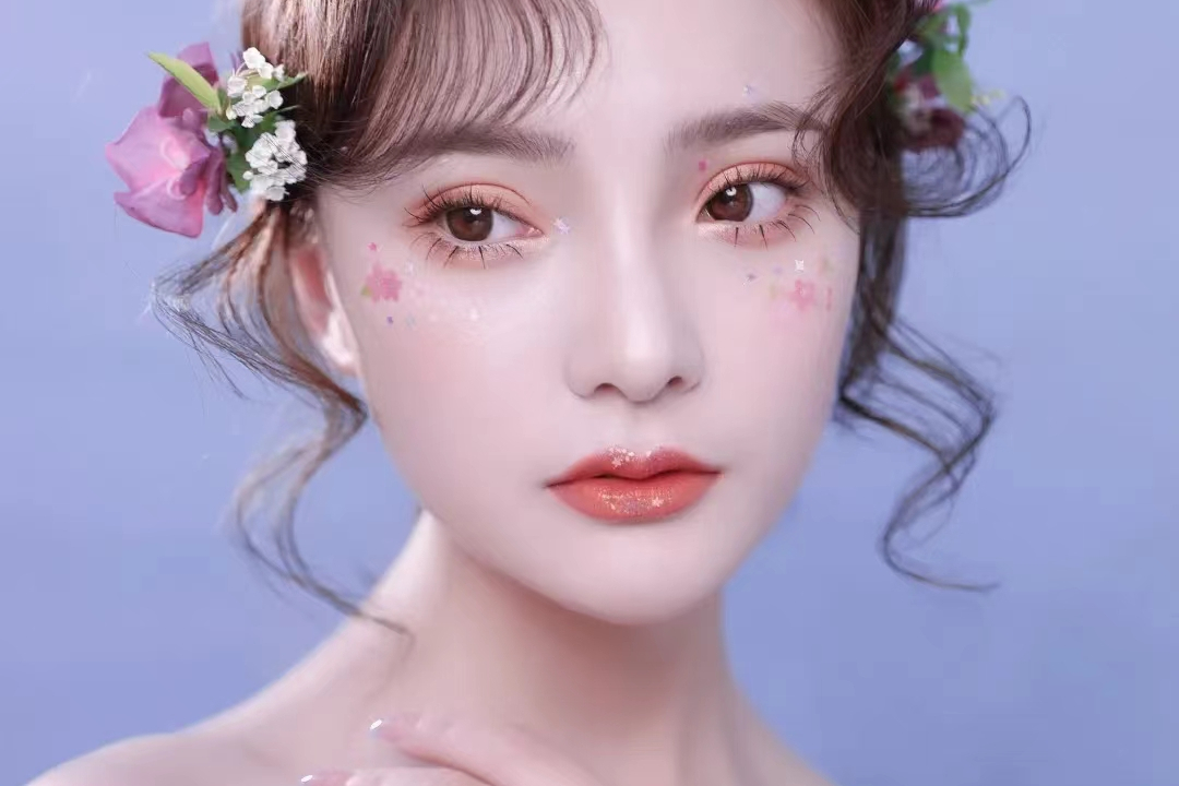 成都紫缘是一所未成年化妆培训学校,提供从基础到高级的化妆课程,同时