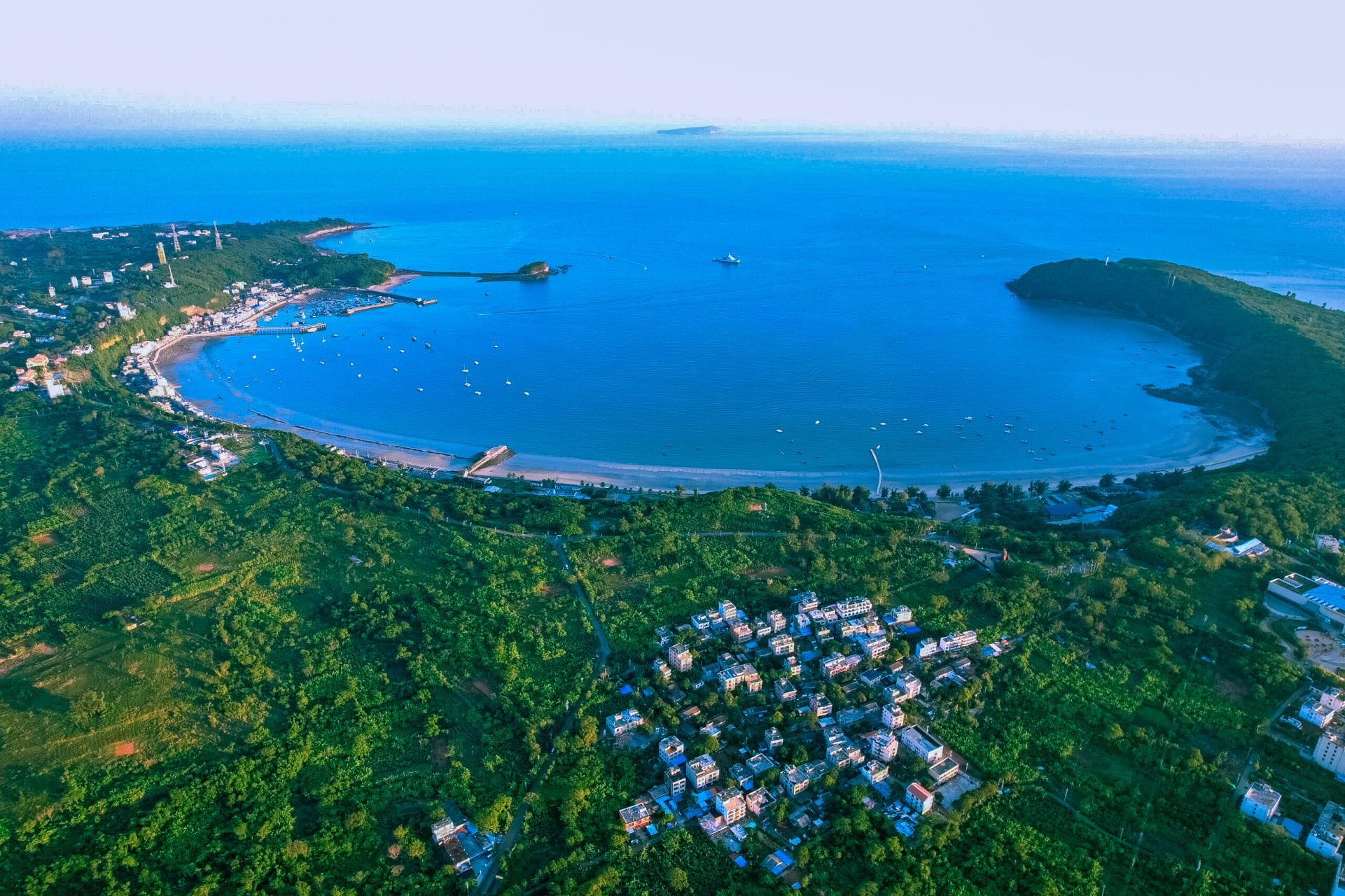 涠洲岛是中国最年轻的火山岛,位于广西北海市北部湾海域,拥有海蚀,海